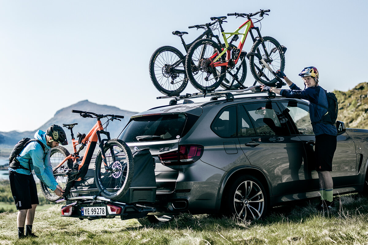 Bicicletas transportadas en la parte trasera de un automóvil