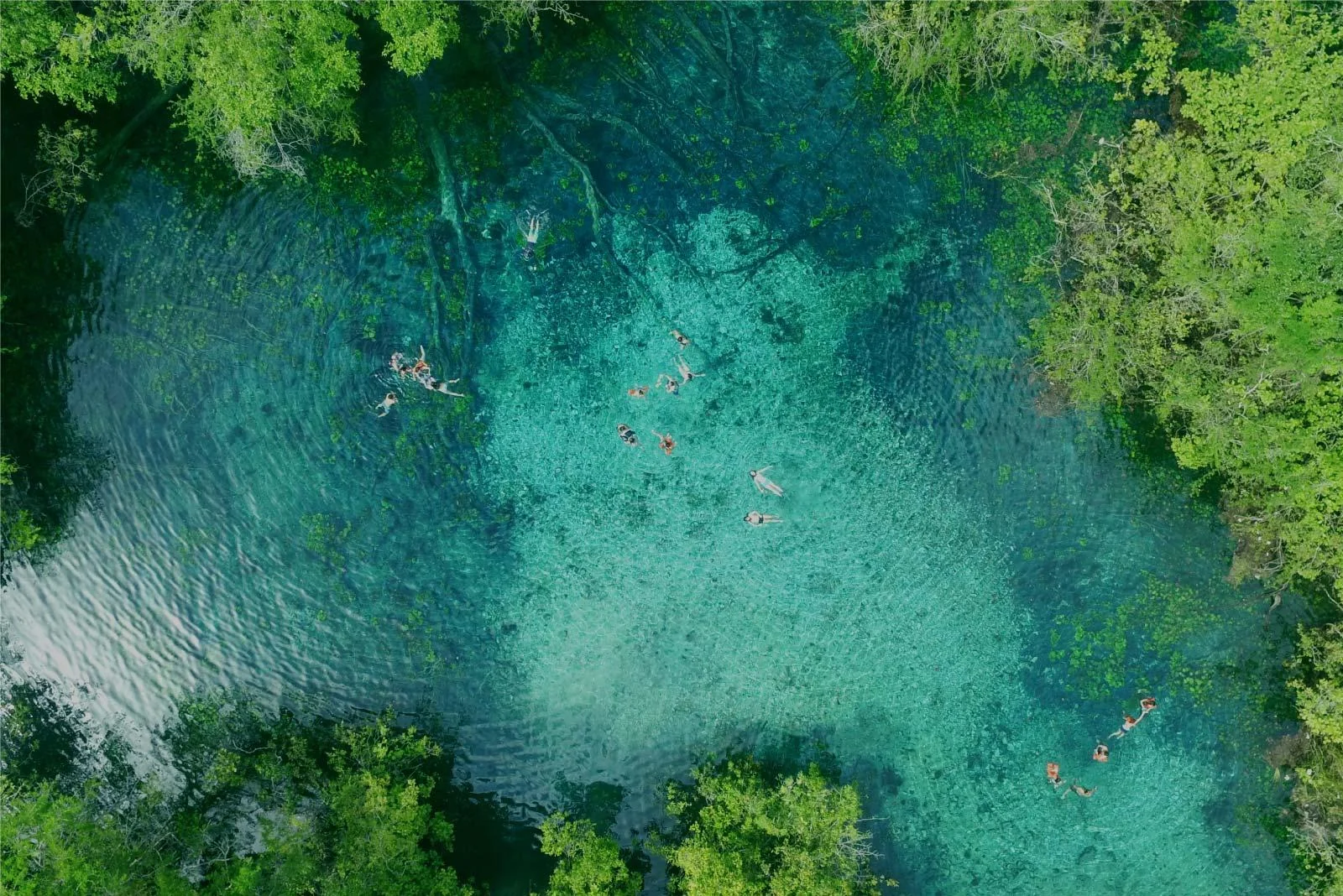 Aguas transparentes del Cráter Azul, una excursión desde Flores