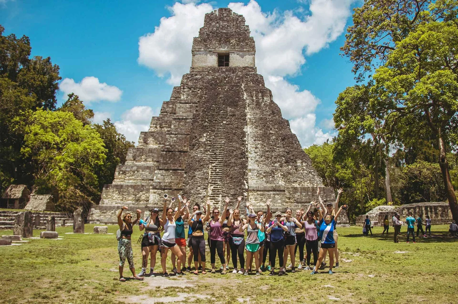 Visitantes recorren una estructura arqueológica de Tikal