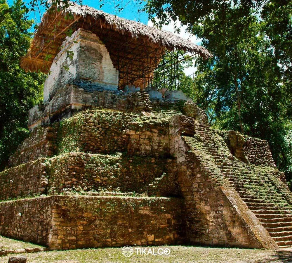 Estructura maya entre la vegetación en una excursión a Yaxhá