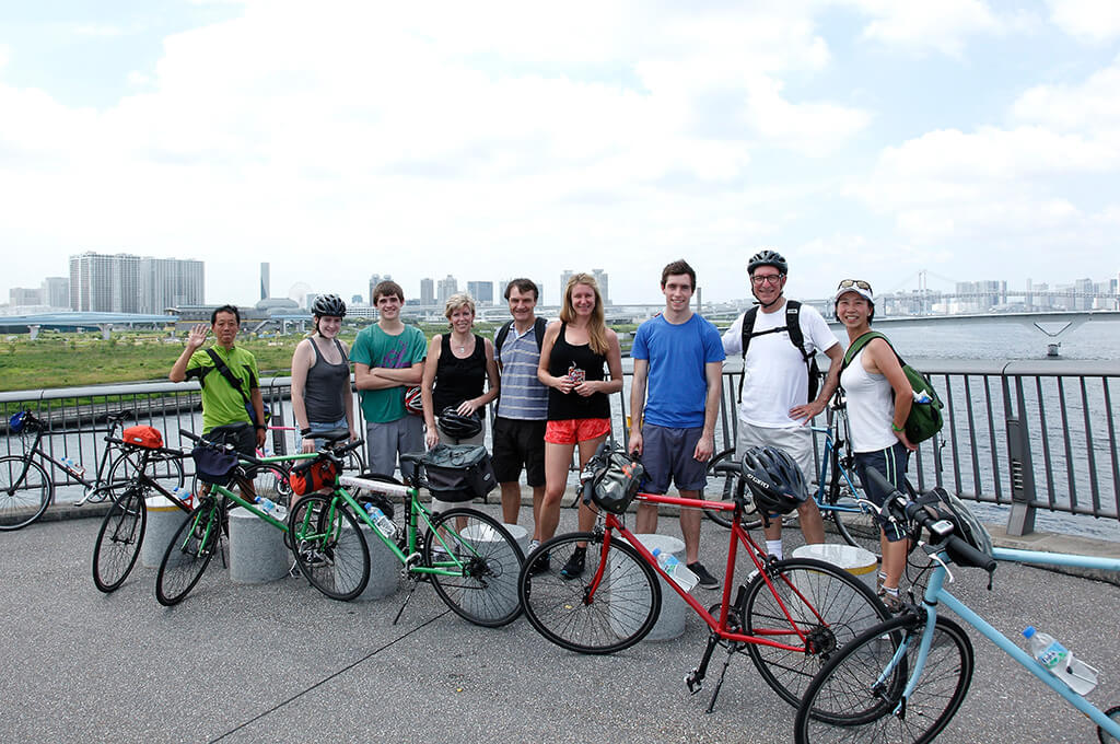 Grupo realiza una ruta ciclista de Tokyo Great Cycling Tour junto a la bahía