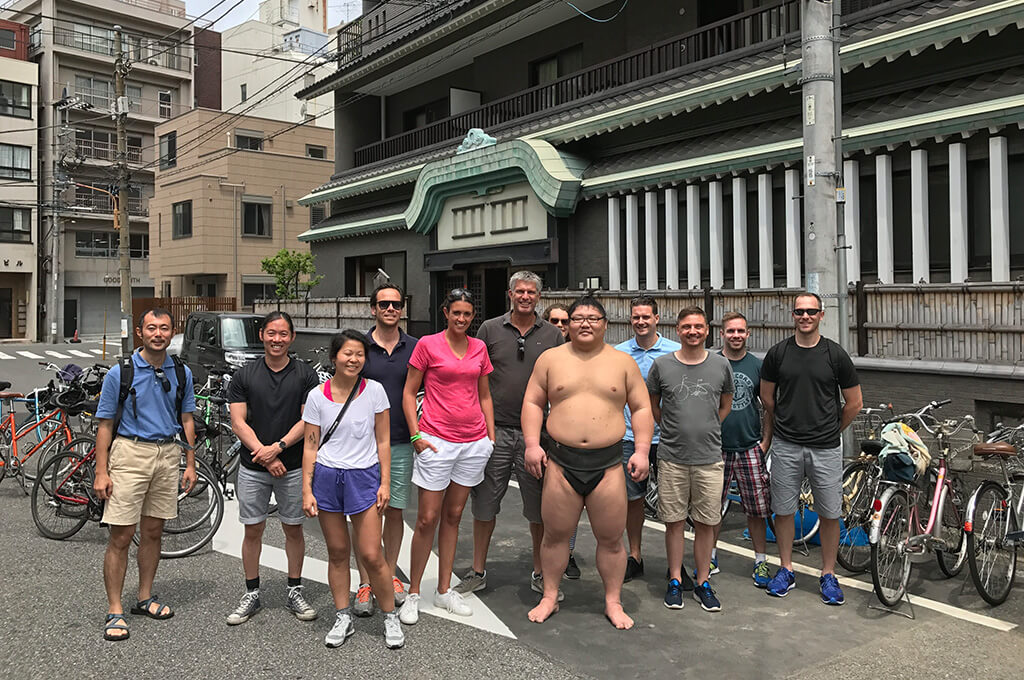 Ciclistas recorren el entorno urbano de Tokio en una ruta guiada