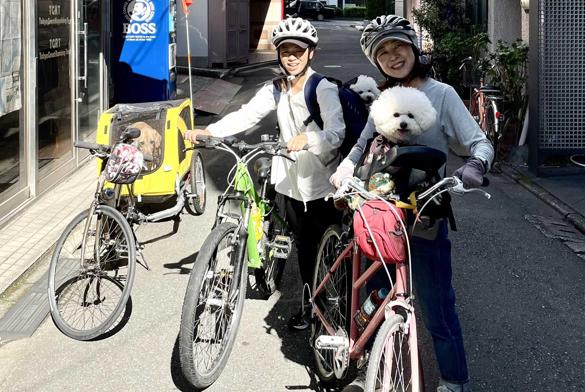 Participantes de una ruta ciclista familiar con Tokyo Great Tours