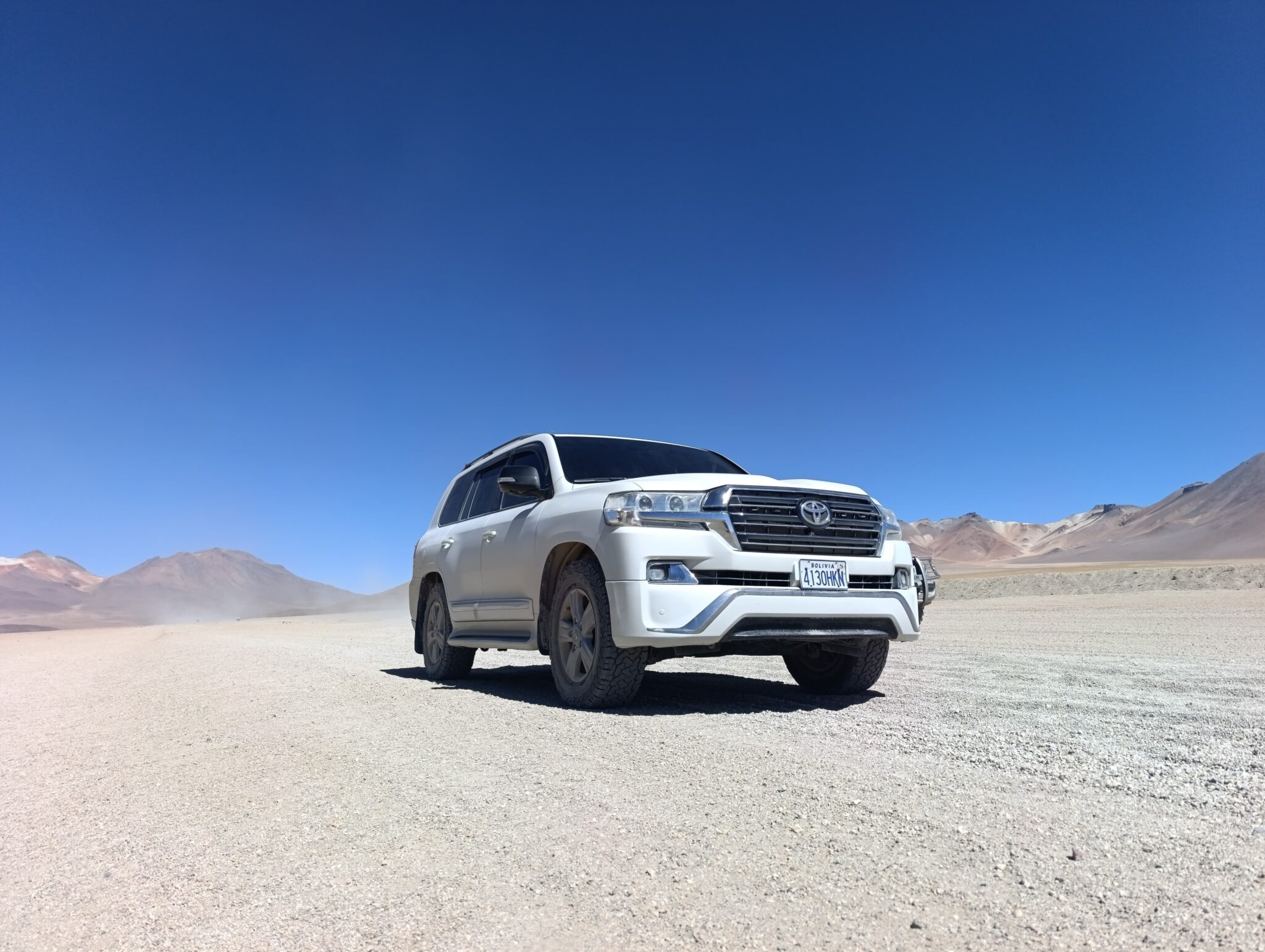 Vehículo 4x4 en un camino del altiplano boliviano, galería de Uyuni Tours