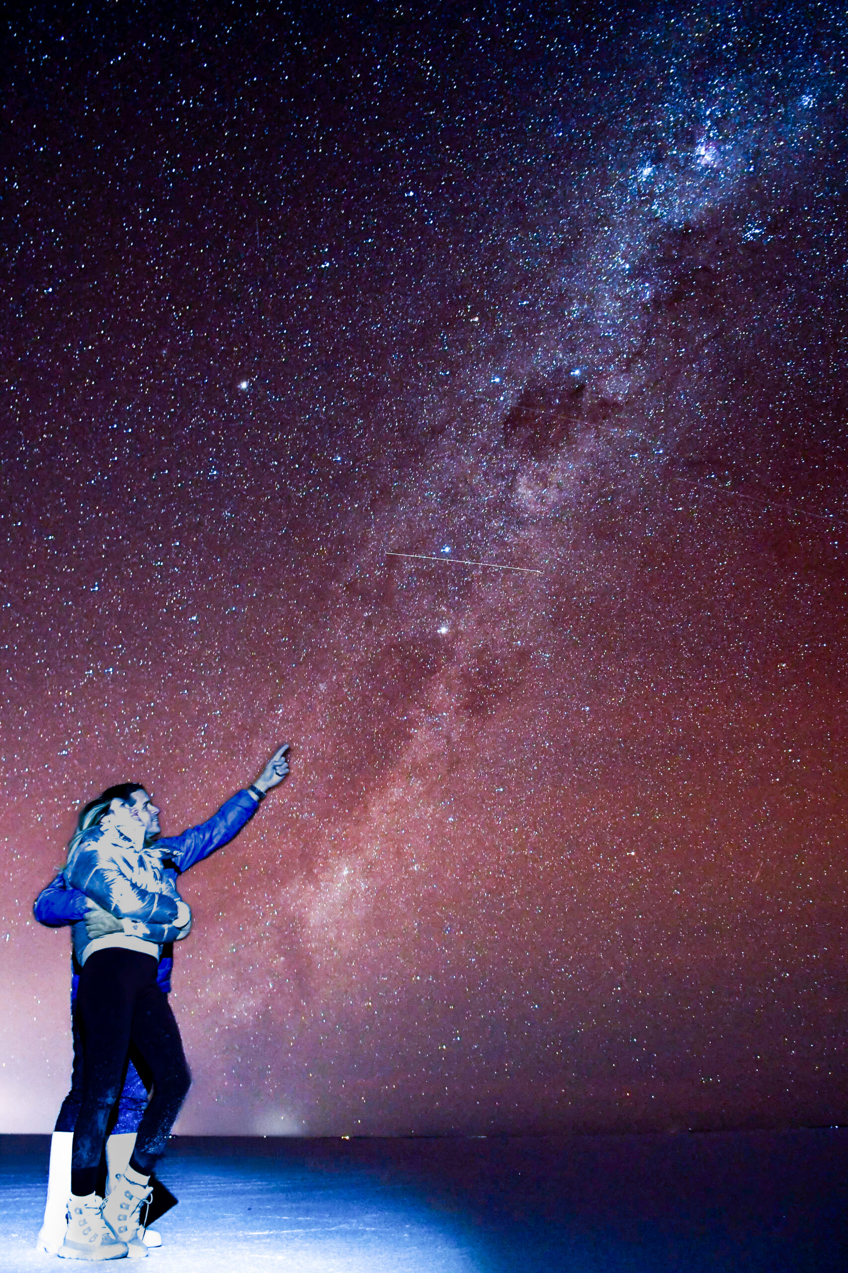 Visitante bajo un cielo estrellado en el Salar de Uyuni, imagen de Uyuni Tours