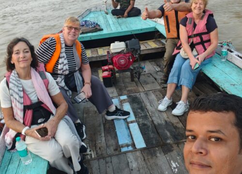 Barca en el Ganges durante una excursión al amanecer.