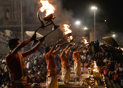 Ceremonia Ganga Aarti en Dashashwamedh Ghat.
