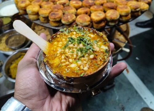 Parada de comida local en un recorrido gastronómico.