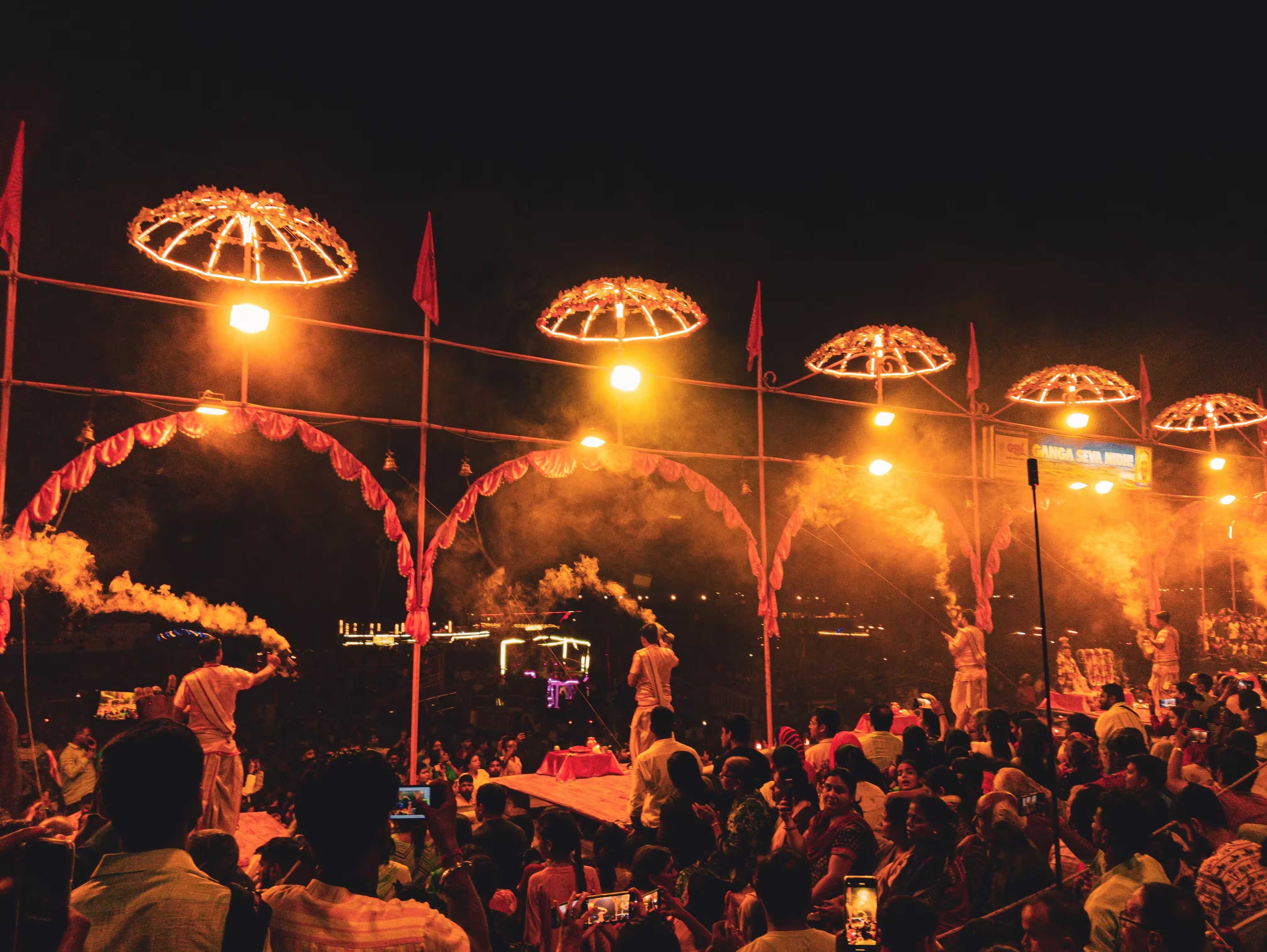Experiencia WOV Tours: evening walk with aarti en Varanasi.