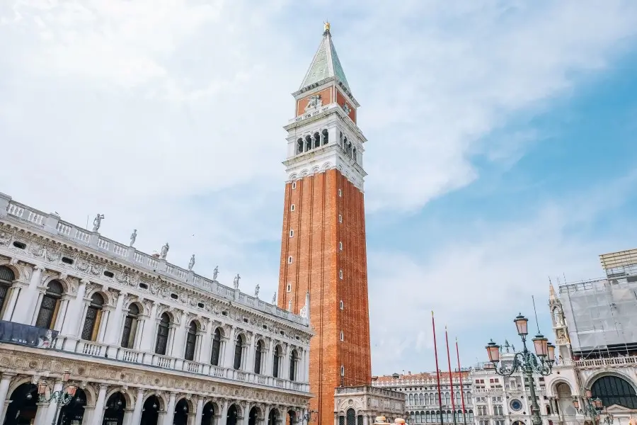 Plaza de San Marcos y el campanile en Venecia