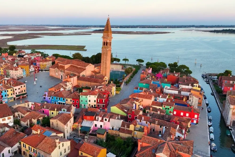 Casas de colores de Burano vistas desde el agua