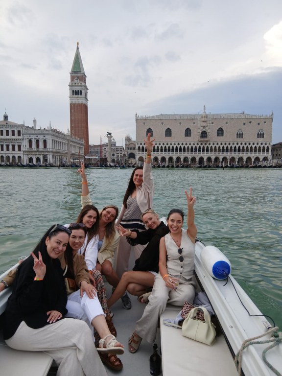 Grupo en un paseo en barco por la laguna de Venecia