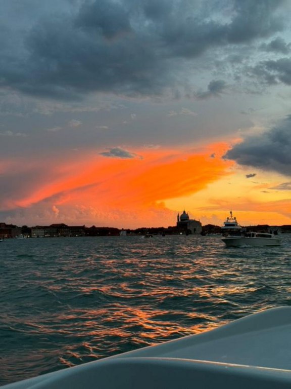 Atardecer sobre Venecia durante una salida en barco