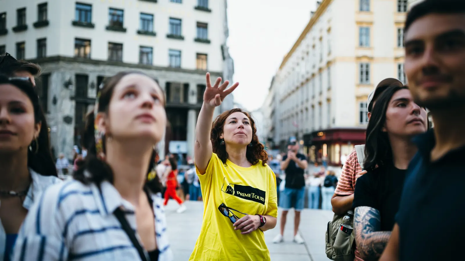 Guía de Prime Tours acompaña a un grupo por el centro de Viena
