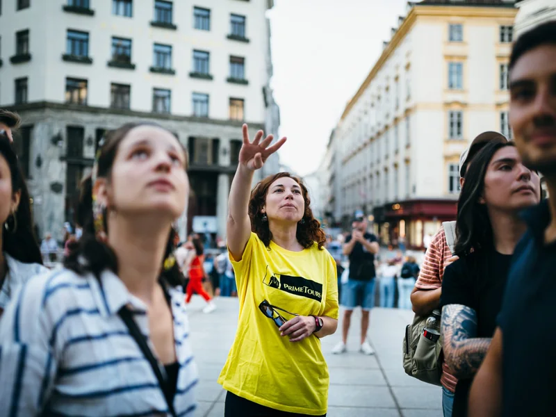 Grupo pequeño explora un patio histórico de Viena