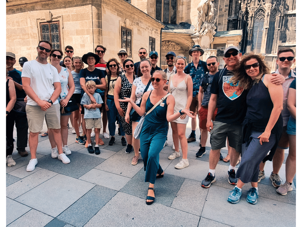 Grupo acompaña a una guía durante un paseo por Viena