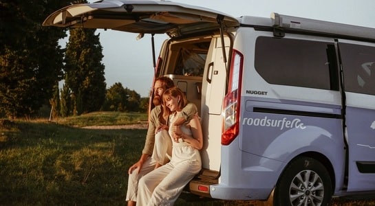 roadsurfer Campervan mit geöffneter Heckklappe auf einer Reise