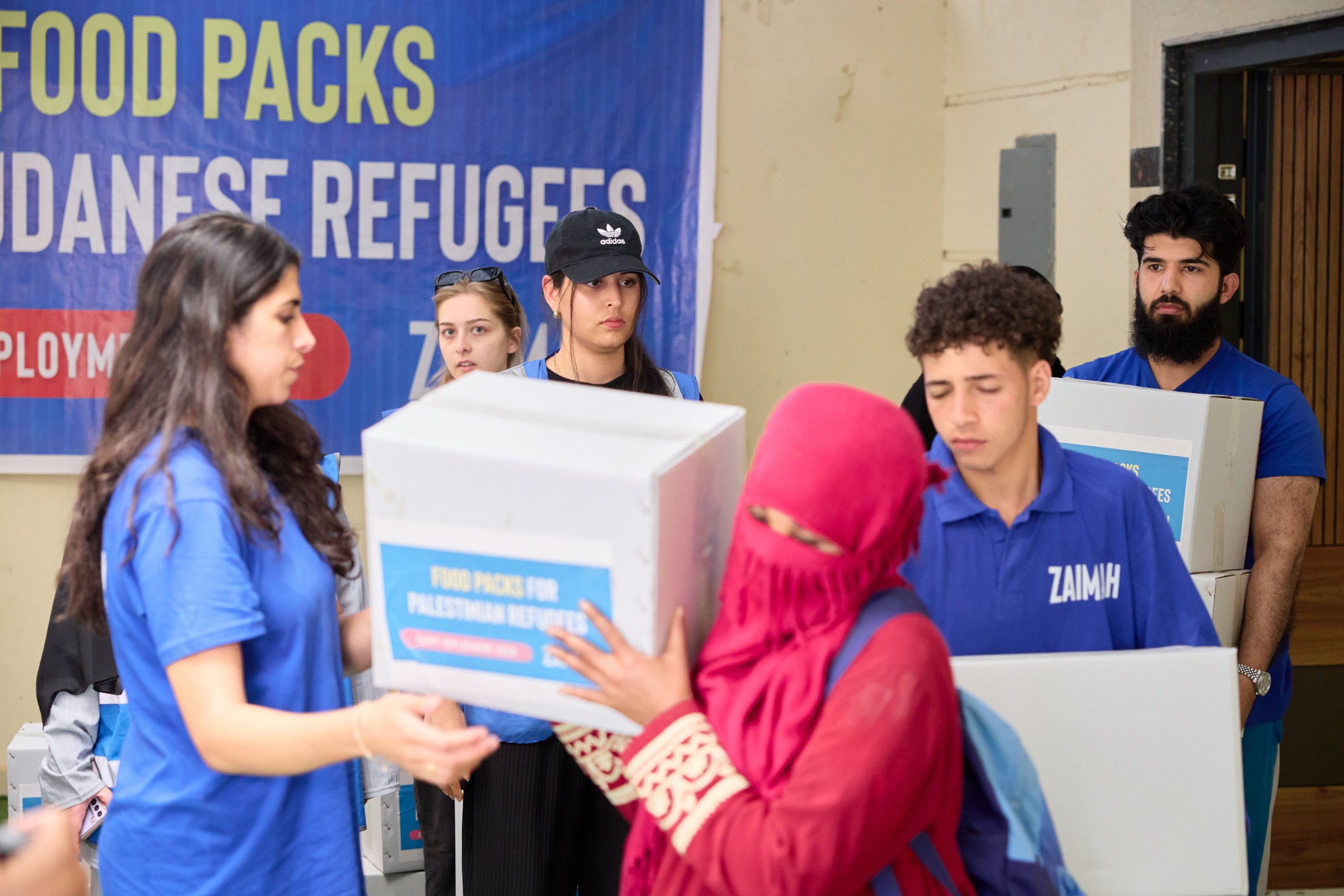 Voluntarios y personal de Zaimah preparan paquetes de alimentos para su distribución