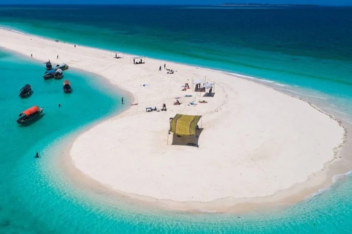 Banco de arena y aguas turquesas en Pungume, destino de las excursiones marinas de Ameir.