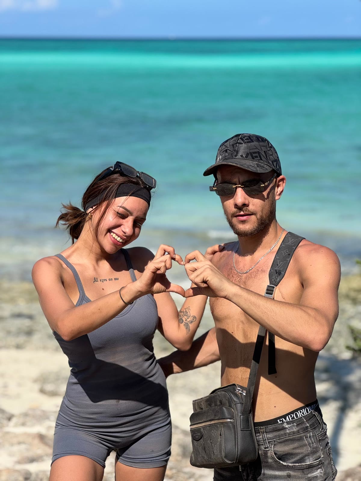 Pareja con equipo de playa durante una experiencia costera de Osseliche.