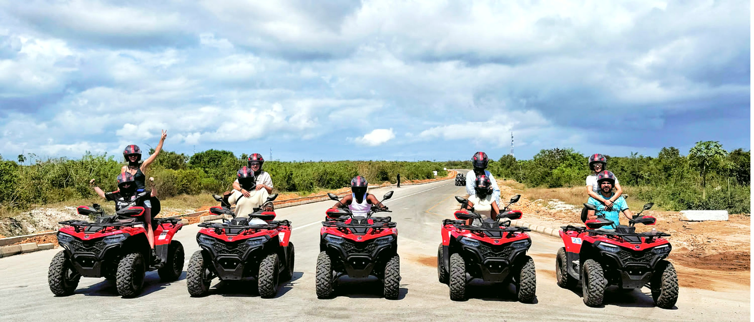 Grupo con quads antes de una ruta guiada de Osseliche Zanzibar.