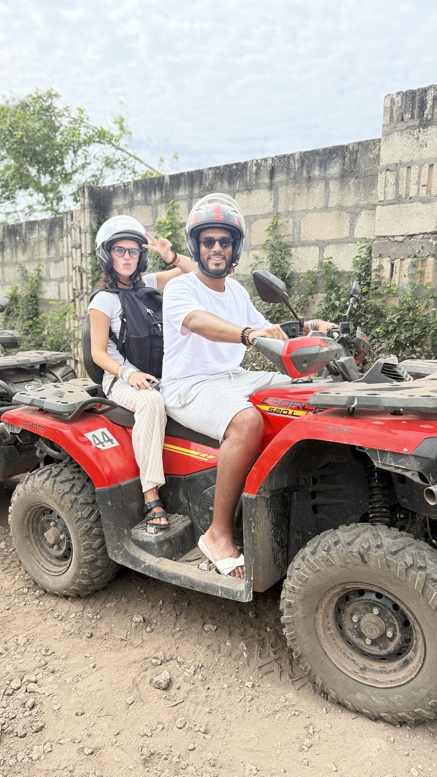 Dos visitantes durante un recorrido en quad de Osseliche.