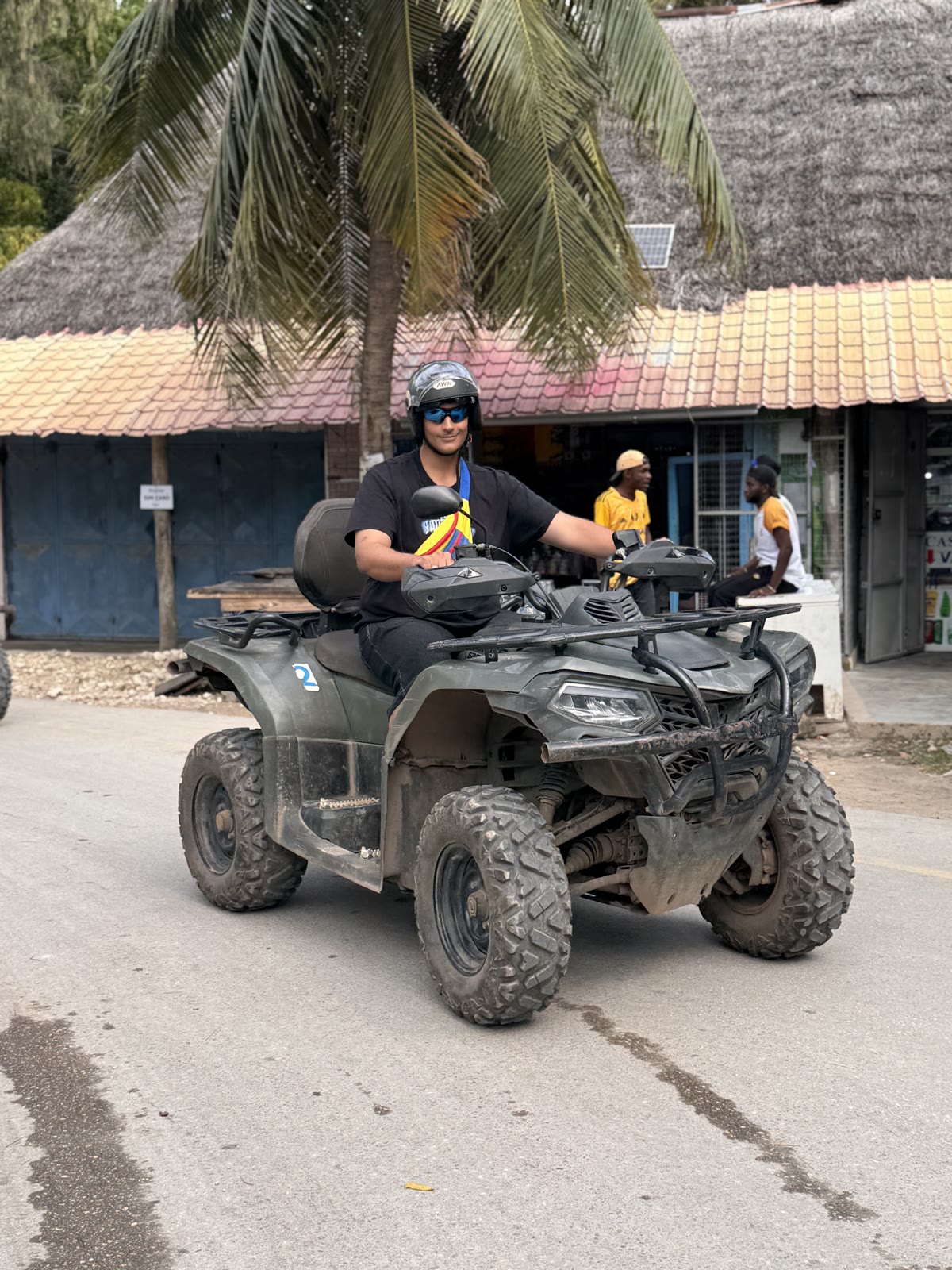 Quad de Osseliche en una parada junto a una aldea de Nungwi.