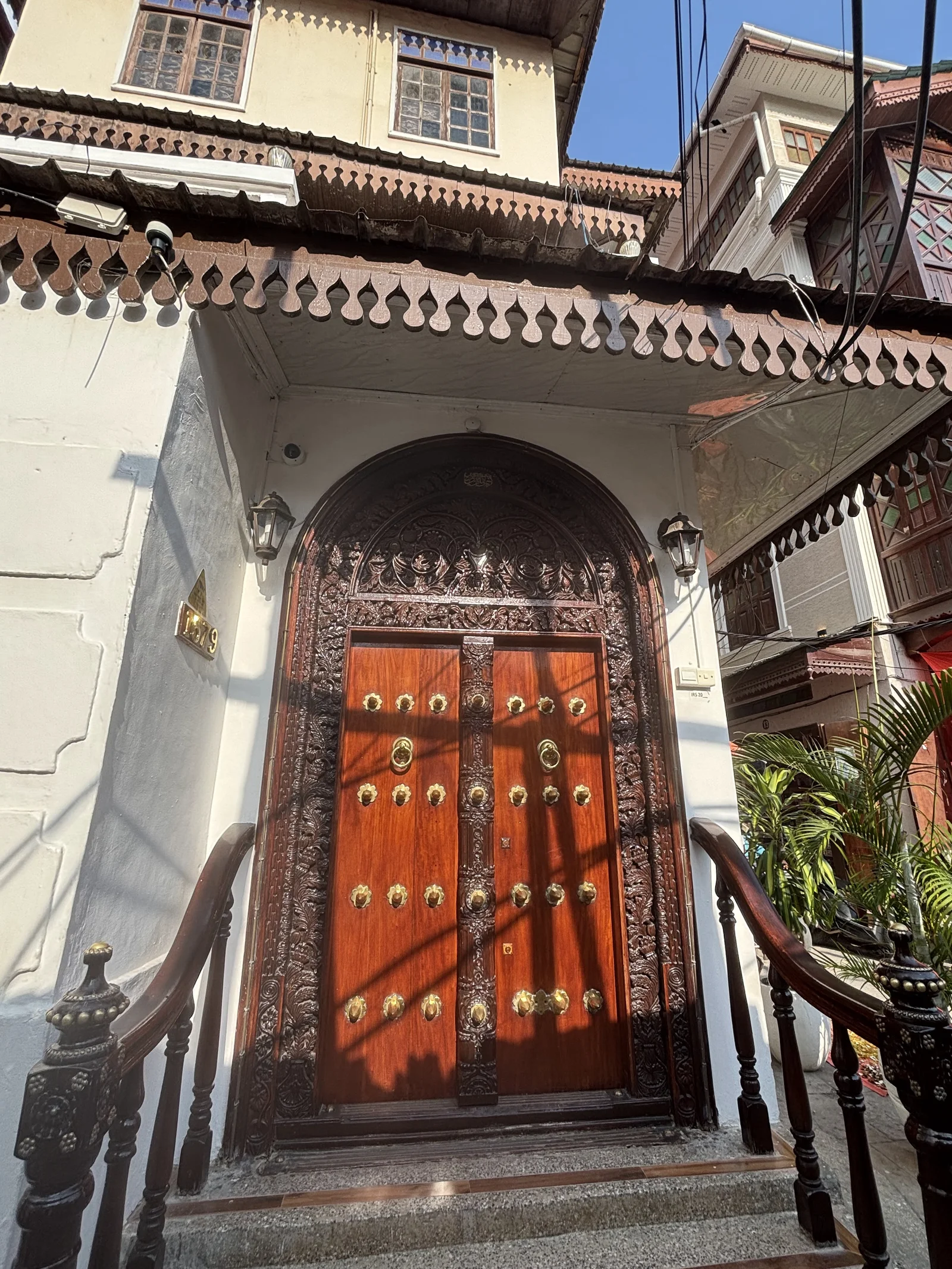 Puerta de madera tallada en una calle de Stone Town, lugar de las caminatas de Zanziphoria.